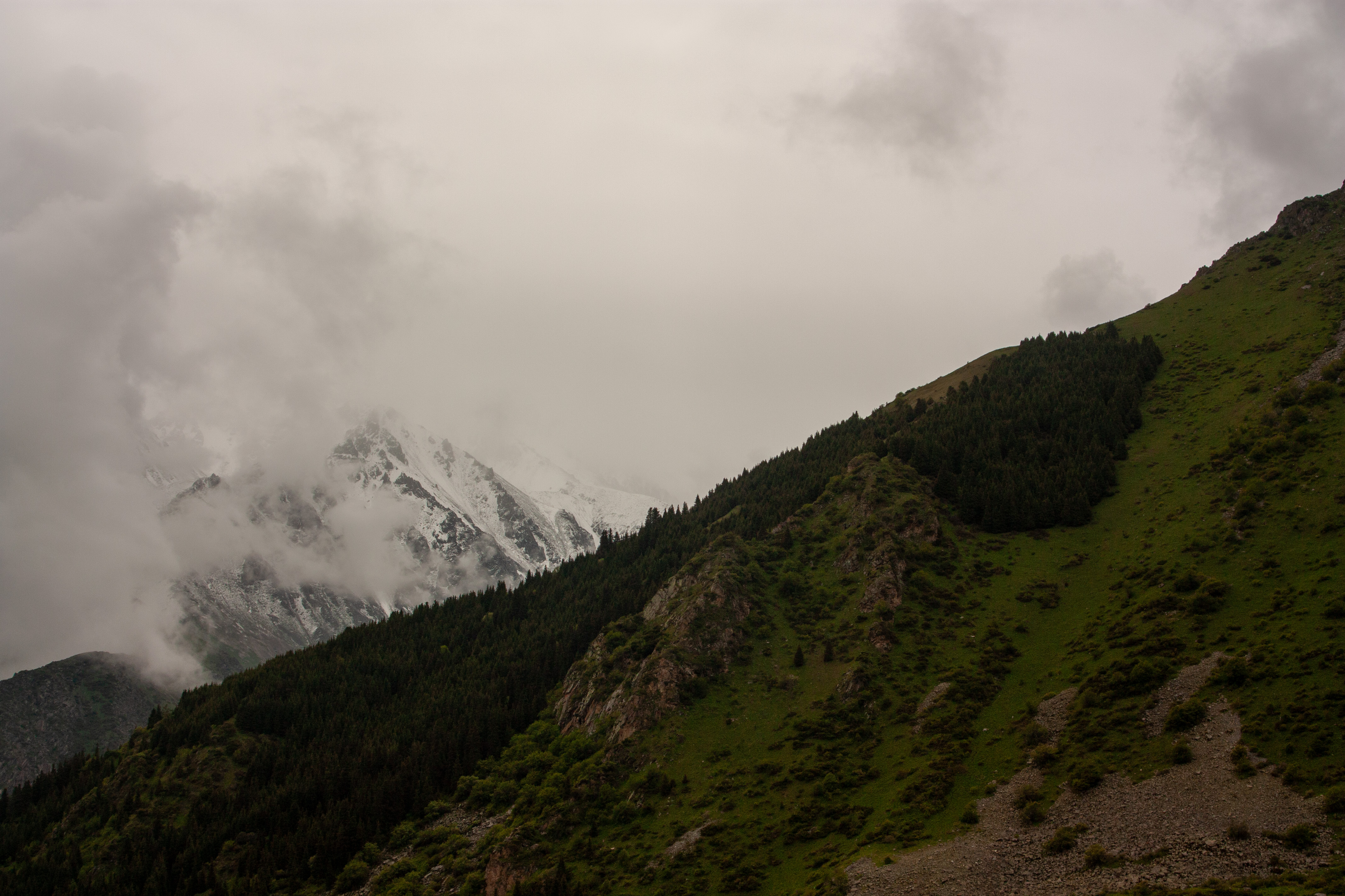 hory kolem údolí Ala-Archa